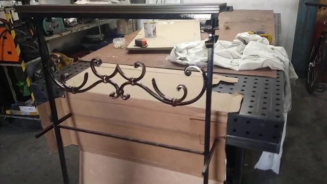 кованная скамеечка на кладбище. смотреть онлайн