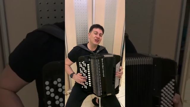 Посмотрите как нужно петь и играть на баяне • Один из лучших баянистов! смотреть онлайн