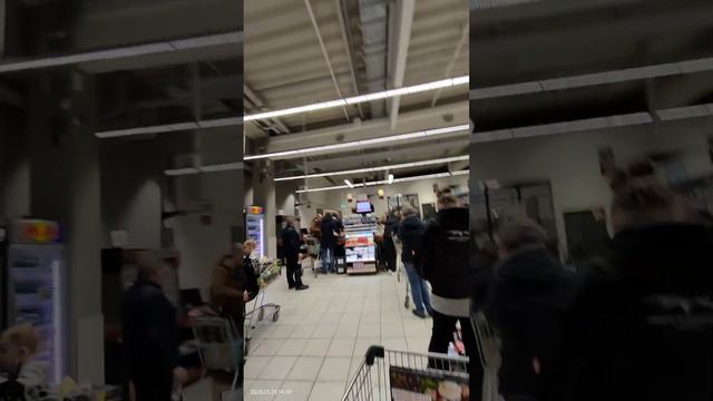 23/01/23 в большом супермаркете Кауфлэнд. из полутора десятков касс работает только три, очереди...