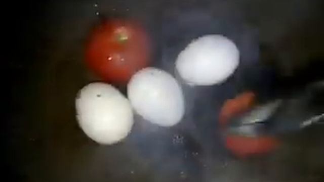 Мама: пожарь яйца с помидорами. смотреть онлайн