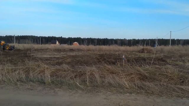 Купили участок, наняли трактор для разравнивания грунта и очистки от сухой травы. смотреть онлайн