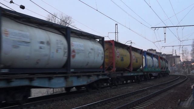 "Песочит!" ВЛ11-145/060Б с наливным поездом отправляется со станции Дмитров. смотреть онлайн