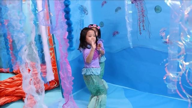 Emma and Kate are Mermaids in Underwater Boxfort Obby Pretend Play! смотреть онлайн