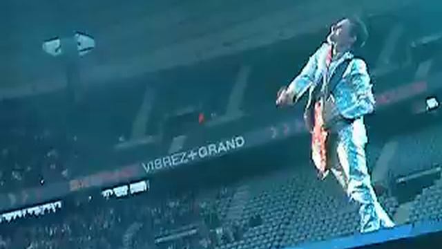 MUSE - NEW BORN MATTHEW SHOWING OFF - STADE DE FRANCE 12 JUIN VUE PELOR EST смотреть онлайн