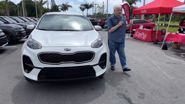 Kerry Fink talks up the Kia Sportage at the Helping Seniors Kia Celebration смотреть онлайн