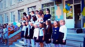 Девочка , зажигает , на первом звонке ! Сережки и Наташки теперь мы первоклашки!