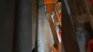 Откручиваем гайки передних ступиц на VW поло cедан