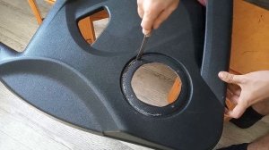 Lada Granta вырезаю отверстие для динамика