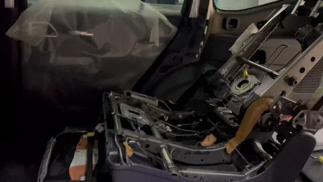 Toyota LC300 - сдвинуть задние сидения назад - в ходе работ смотреть онлайн