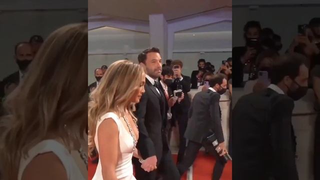 Бен Аффлек и Дженнифер Лопес на красной дорожке венецианского кинофестиваля.2021 г.