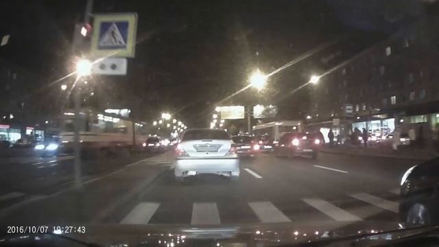 Трамвай насмерть сбил пешехода. Осторожно мат!