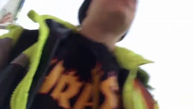 Выходим с пацанами после тренировки а кофте THRASHER смотреть онлайн