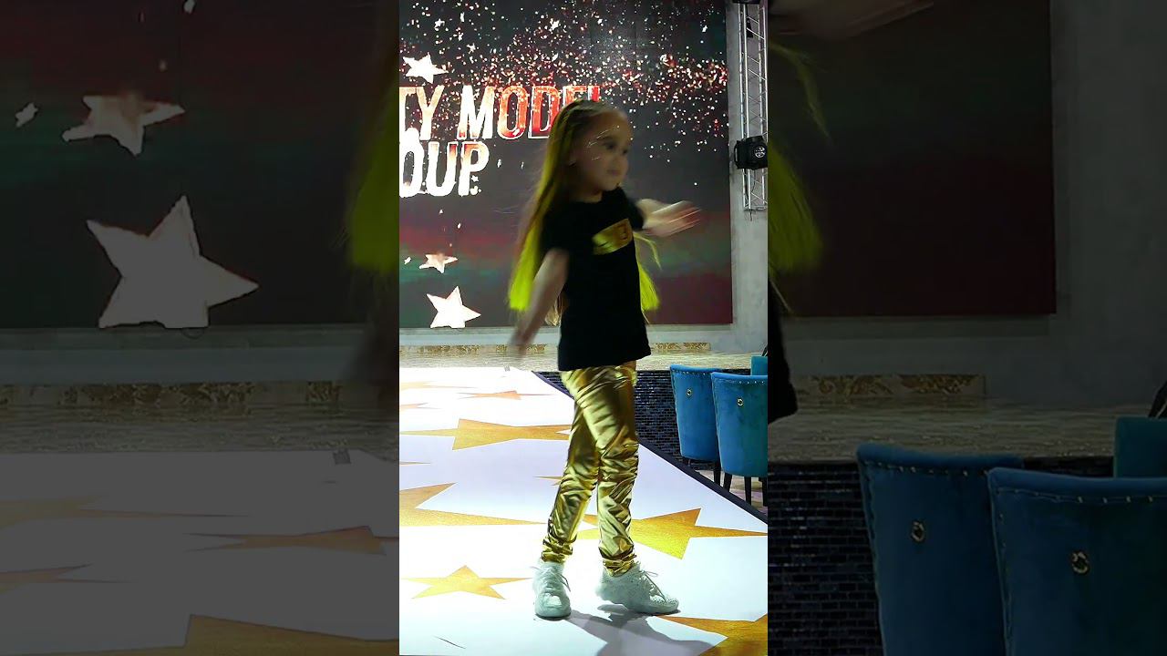 Runway воздушных поцелуев Мия vs Кира #kidsmodelshow #kidsfashion #kidsfashionshow смотреть онлайн