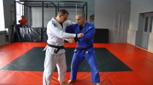 Комбинация приёмов посадка и броска через бедро