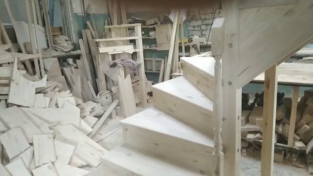 Деревянная лестница на 90 градусов с поворотными ступенями. Лестница из дерева с подступенками обзо смотреть онлайн