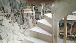 Деревянная лестница на 90 градусов с поворотными ступенями. Лестница из дерева с подступенками обзо