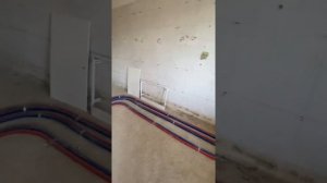 Первый этап монтажа труб лучевой системы под радиаторы