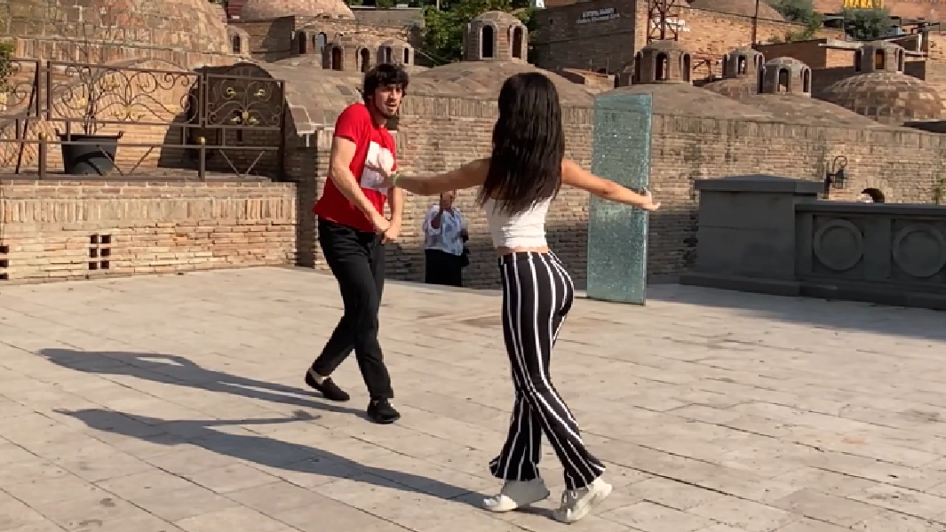 Бомба Лезгинка 2022 Чеченская Девушки И Парни Танцуют Классно В Тбилиси ALISHKA Chechen Dance смотреть онлайн