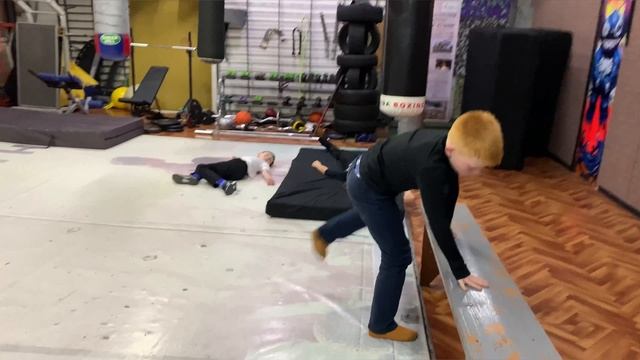 4 варианта падения со скамейки смотреть онлайн