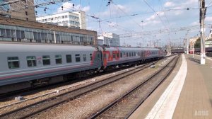 ЧС2К-853 с поездом отправляется с Казанского вокзала