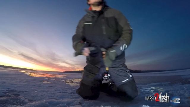 Ice Fishing Early Winter Walleyes: Jigging Spoon Tips смотреть онлайн