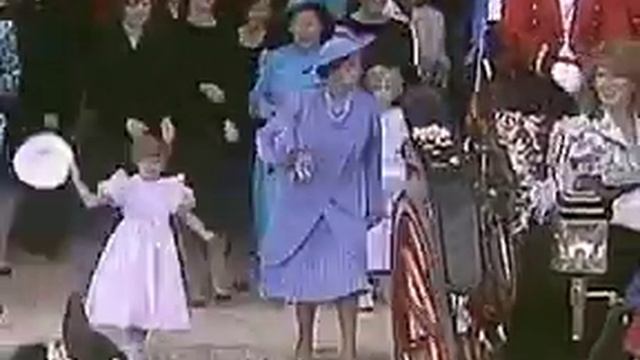 Королева тоже бабушка. Елизавета II бегает за маленьким принцем смотреть онлайн