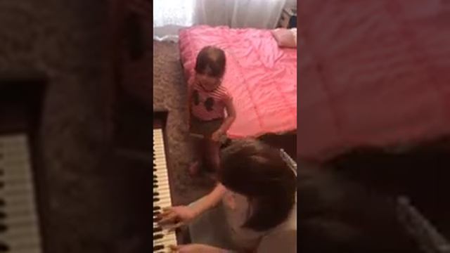 Есения поет с мамой "Земля в иллюминаторе" смотреть онлайн