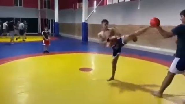 Музаффар Раджабов тренирует сына! смотреть онлайн