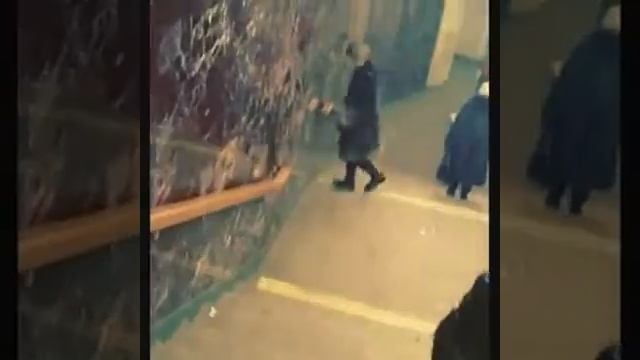 Девушка спускается задним ходом по лестнице в метро.