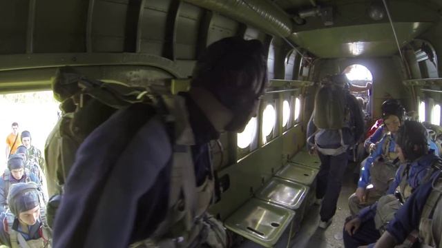 Прыжок с парашютом Д-10 на Аэродроме "ЛЕСНОЙ" часть 1 (Погрузка в АН-2) смотреть онлайн