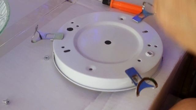 КАК СОБРАТЬ КАК УСТАНОВИТЬ НА ЗАЩИПЫ ПЛАФОН У ПЛОСКОГО СВЕТИЛЬНИКА! смотреть онлайн