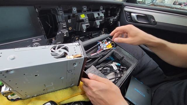 Step by Step tutorial how to install Wireless CarPlay and AndroidAuto in Porsche Macan 2017-2018 смотреть онлайн