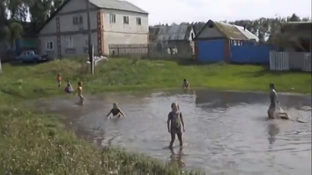 В НАШЕМ ЛАГЕРЕ ЖАРА смотреть онлайн