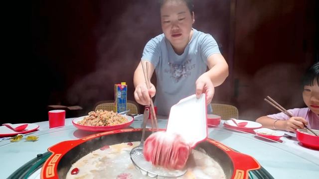 新房子在裝修，今天特意去看看，順便帶孩子去吃火鍋 смотреть онлайн