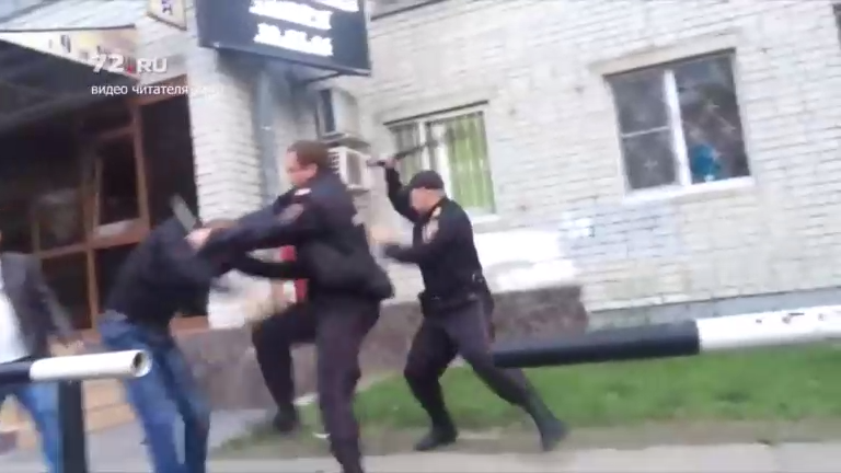 Драка пьяных буянов с полицией смотреть онлайн