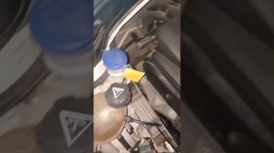 Замена лампы ближнего света на Пежо 207, PEUGEOT. Replacing the low beam bulb on the Peugeot 207