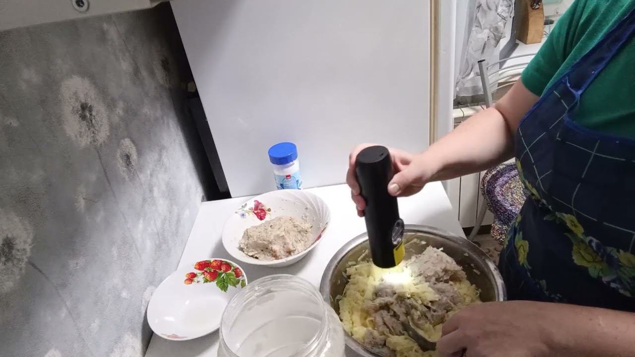 Вкусные драники с фаршем и чесночным соусом.... смотреть онлайн