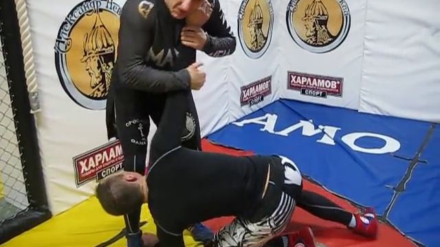 Рычаг локтя со стойки с переходом в партер.