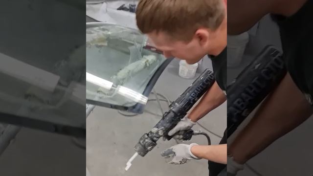 Ученик был уверен, что он с первого раза сможет красиво нанести герметик, вот что из этого вышло )