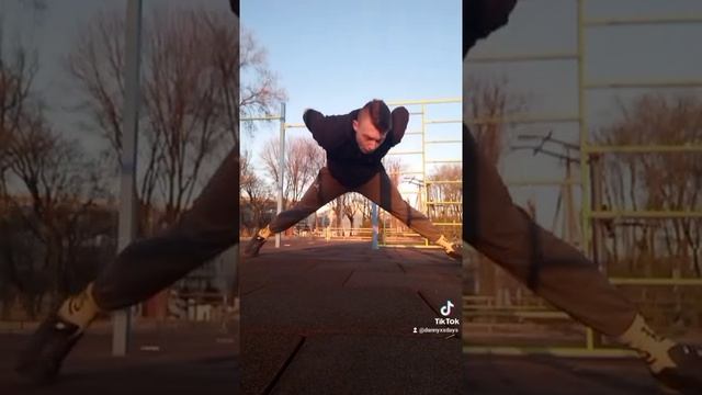 Первый кто это сделал, отжимания на одной руке с тройным хлопком???? смотреть онлайн