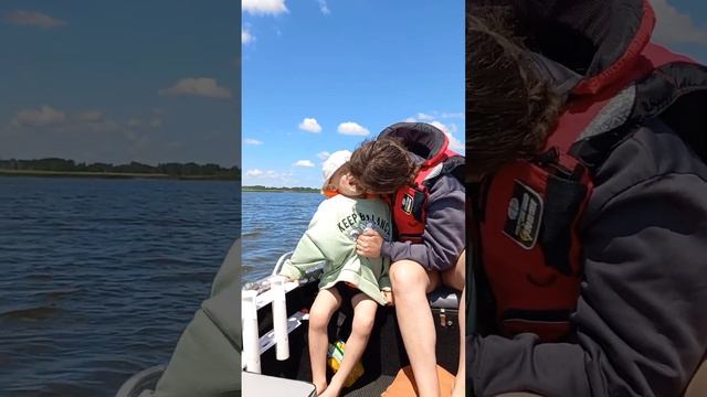 Покатушки на лодке с семьёй