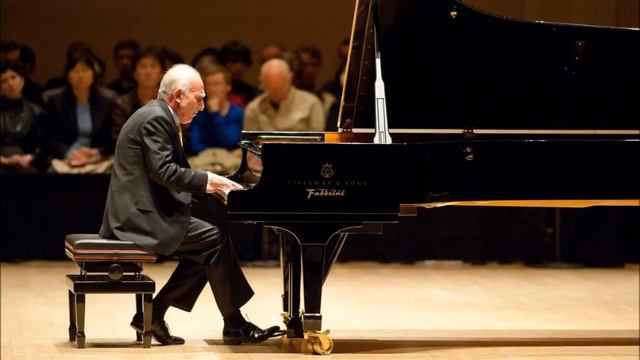 Maurizio Pollini - Piano recital - Lucerne, 2004 смотреть онлайн