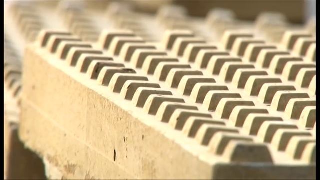 Особую - тактильную - плитку укладывают на улице Крымской смотреть онлайн