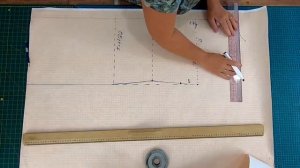 Очень простое платье без вытачек из трикотажа. Как выполнить построение сразу на ткани.mp4