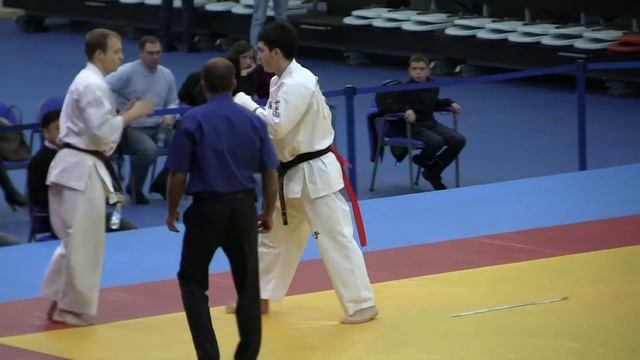 Крипко Артём -- Курцикидзе Бека 23.12.12 www.kyokushin.su смотреть онлайн