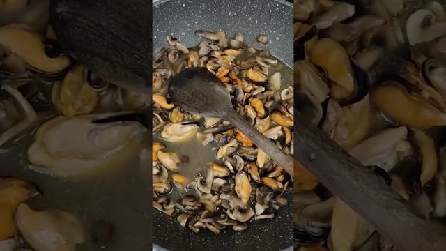 Мидии в сливочно-грибном соусе. Cozze in salsa cremosa di funghi. Mussels in creamy mushroom sauce. смотреть онлайн