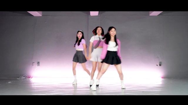 [Mirrored] (여자)아이들 ((G)I-DLE) - Queencard 퀸카 | 3인버전 | 3members | Dance Cover | 커버댄스 | 거울모드 смотреть онлайн