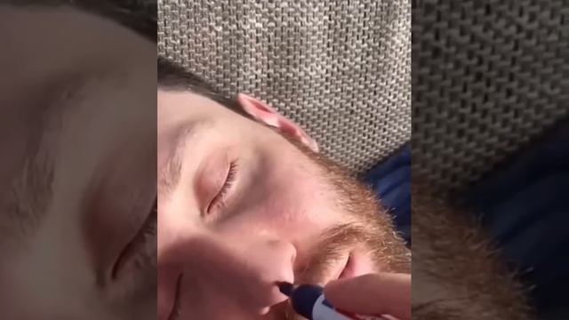 Топчик прикол над спящим другом ? смотреть онлайн