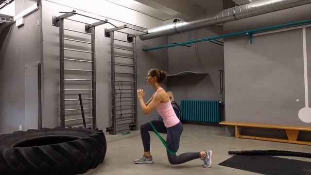 Выпады на месте с резинкой смотреть онлайн