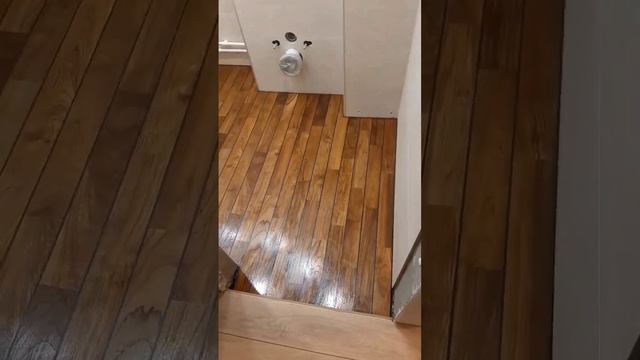 Деревянный паркет под маслом в санузле. Палубная укладка через резиновые швы. смотреть онлайн